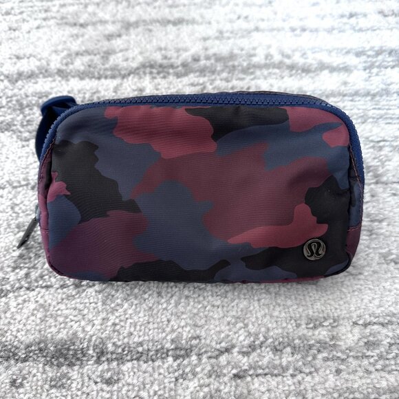 Lululemon Everywhere Belt Bag 1L Camo Smoky Red Night Sea Camo - Picture 2 of 5